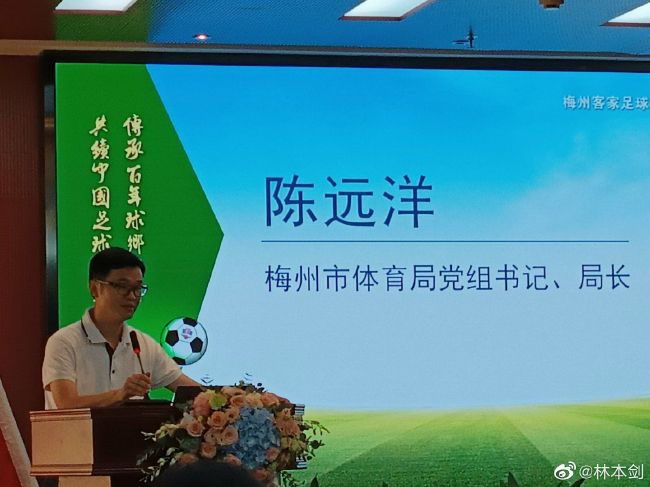 目前阿劳霍与巴萨的合同到2026年到期，违约金10亿欧元。